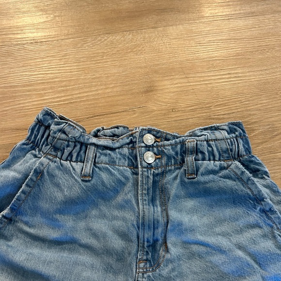 American eagle size 4 short light mom jeans! - Picture 3 of 5